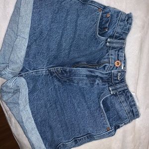 Flattering, high waisted mom-shorts